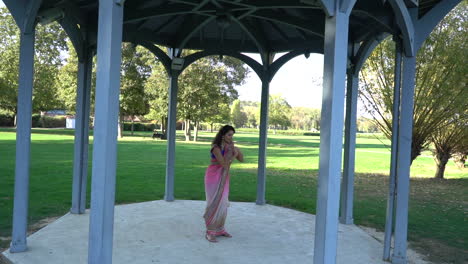 chica bailando en un parque. foto de perfil completo