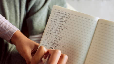 afirmación, diario y mano de mujer escribiendo