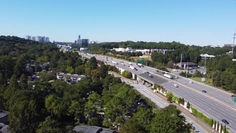 Drone-shot-of-Interstate-285-in-Vinings,-Georgia