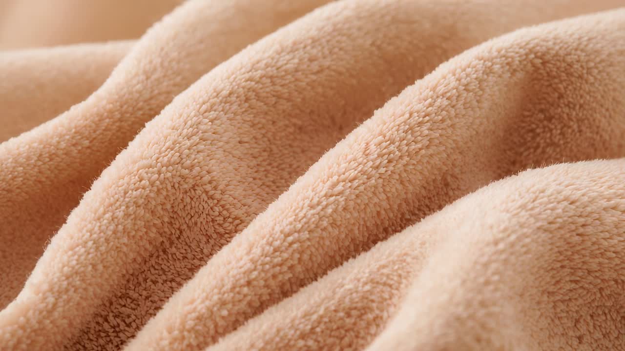 Illuminazione soffusa mutevole, tessuto in pile beige che rivela la trama del pelo in studio, mettendo in risalto i dettagli