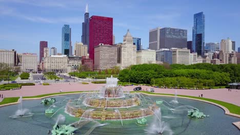 Hermosa-Toma-Aérea-Del-Centro-De-Chicago-Con-Fuente-En-Primer-Plano