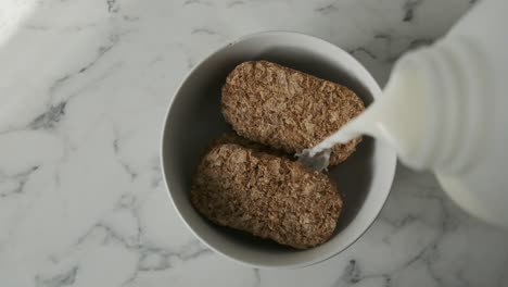 Milch-In-Zeitlupe-Auf-Weetabix-Keks-Müsli-weißer-Marmor-Gegossen