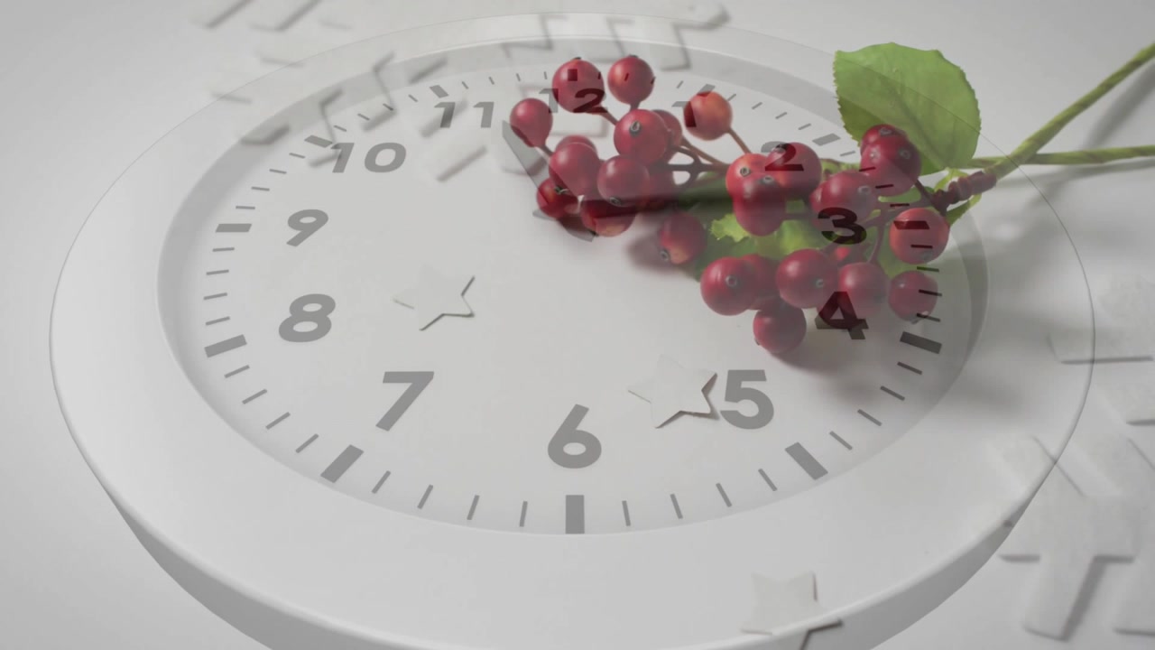 Reloj blanco con bayas rojas mientras aparece una superposición fantasmal con manecillas moviéndose en el sentido de las agujas del reloj mostrando la hora