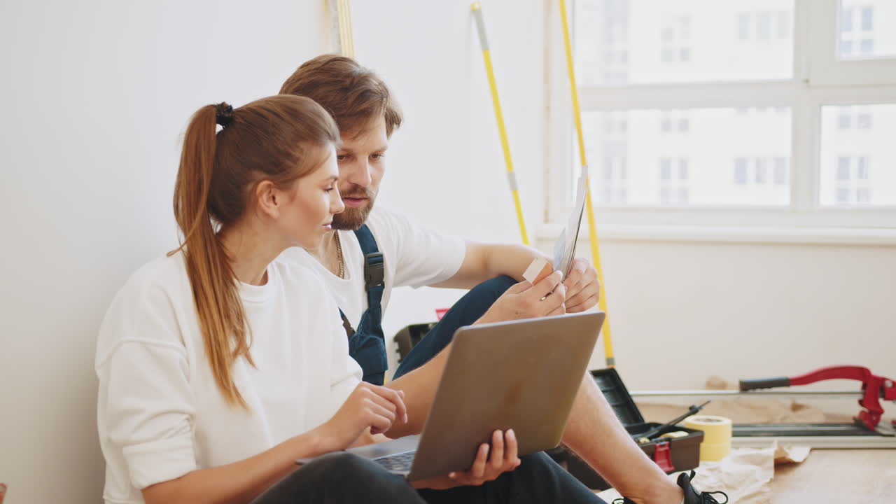 pareja que planea un proyecto de renovación de la casa