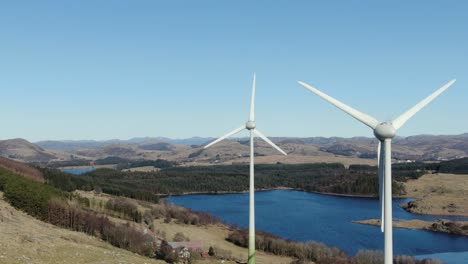 Vista-Aérea-De-Drones-De-Turbinas-Eólicas-Por-El-Fiordo-Noruego-En-Un-Día-Soleado,-Concepto-De-Energía-Renovable-Alternativa