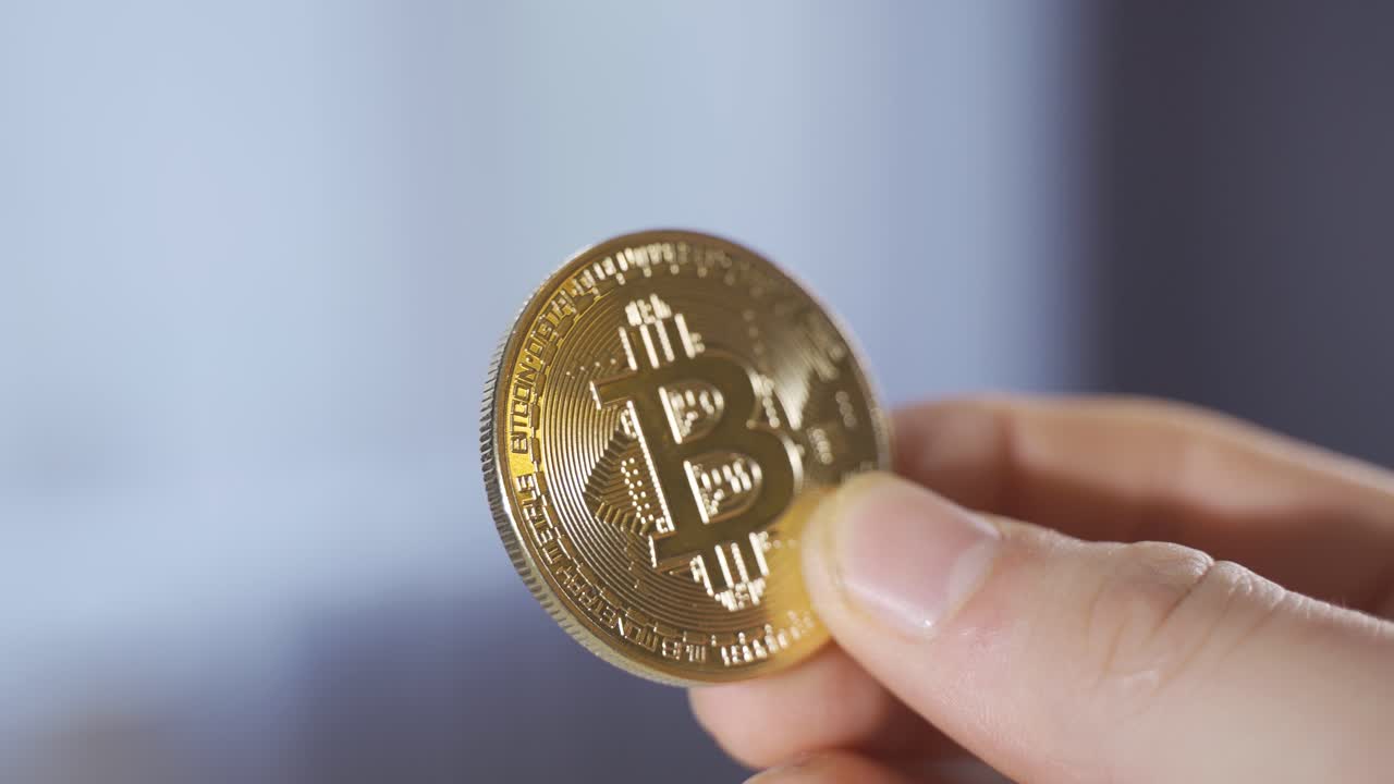 el hombre cuenta el dinero a mano y calcula con la calculadora.