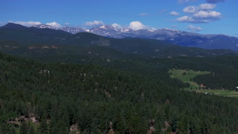 Frühling-Sommer-Mount-Blauer-Himmel-Evans-Luftdrohne-Nadelbaum-Immergrün-Colorado-Rocky-Mountains-Landschaft-Norden-Turkey-Creek-Marshdale-Wald-Freifläche-Schneeschmelze-Sonniger-Morgen-Rückwärtsbewegung