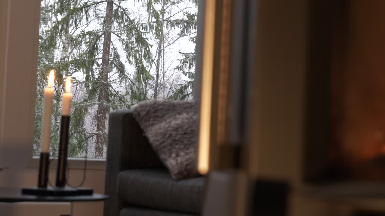 hygge 라이프스타일 컨셉트, 벽난로에서 눈 덮인 겨울 날씨 야외까지 패닝 랙 포커스