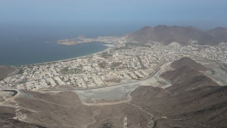 Vista-Superior-Al-Suhub-Rest-House-En-Khor-Fakkan,-Emiratos-Árabes-Unidos-Vista-Superior-Al-Suhub-Rest-House-En-Khor-Fakkan,-Emiratos-Árabes-Unidos