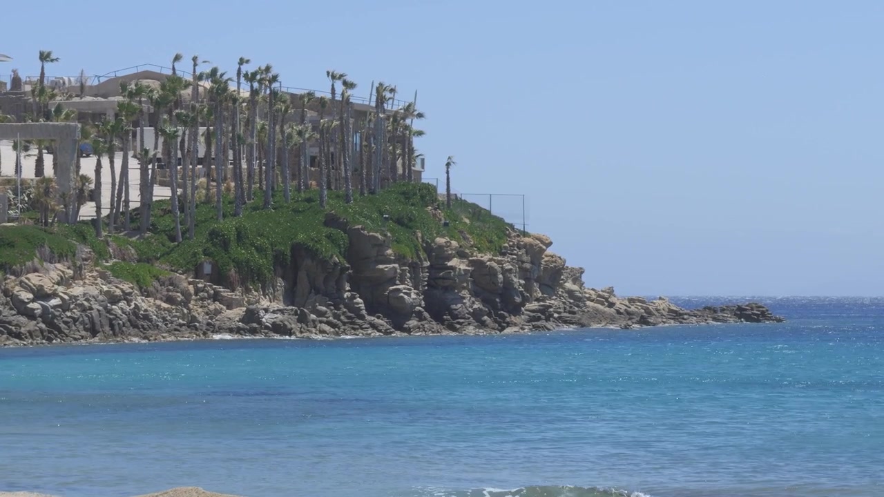 Yaz aylarında Yunanistan'ın Mikonos Adası'nda, kumlu kıyı şeridine sahip Cennet Plajı. Geniş Açı Çekim.