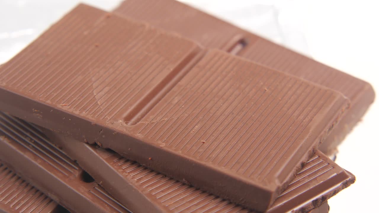 una pila de barras de chocolate oscuro