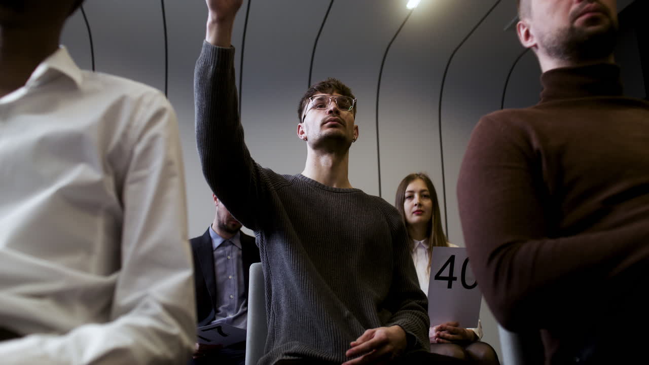 경매 세션에 있는 사람들