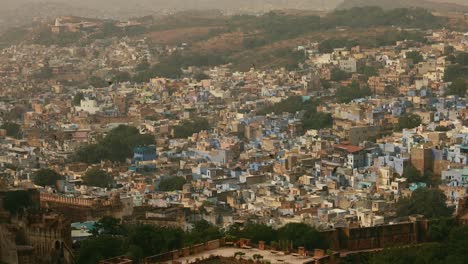 Jodhpur-(auch-Blaue-Stadt)-Ist-Die-Zweitgrößte-Stadt-Im-Indischen-Bundesstaat-Rajasthan-Und-Offiziell-Die-Zweitgrößte-Metropole-Des-Bundesstaates.