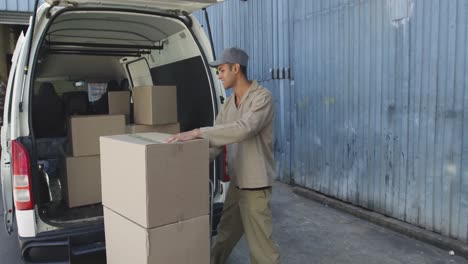 joven conductor de furgoneta con una entrega de almacén