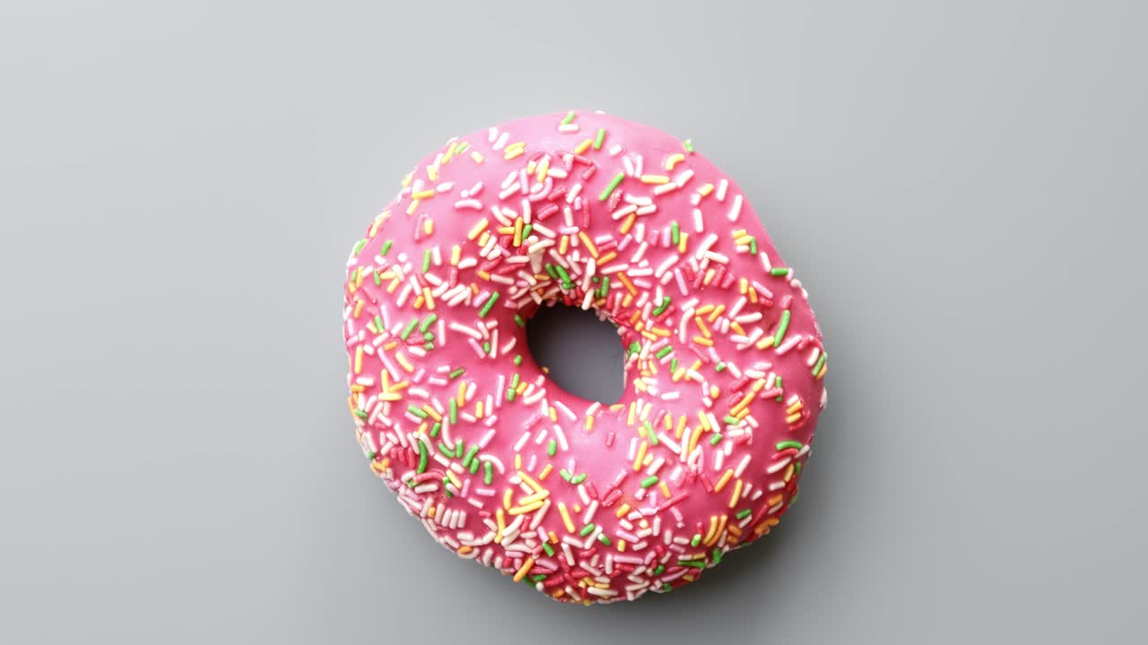 cerca de la comida sabrosa deliciosa anillo de rosas rosas colorido pastel topping. filmado con cámara roja en 4k