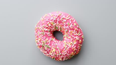 cerca de la comida sabrosa deliciosa anillo de rosas rosas colorido pastel topping. filmado con cámara roja en 4k
