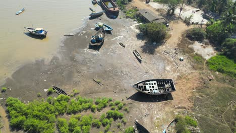 Viejos-Barcos-Yacen-Al-Lado-De-La-Amplia-Vista-Del-Río