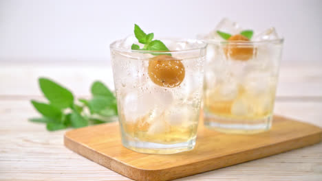 Jugo-De-Ciruela-Helado-Con-Soda-Y-Menta-En-La-Mesa-De-Madera---Bebida-Refrescante