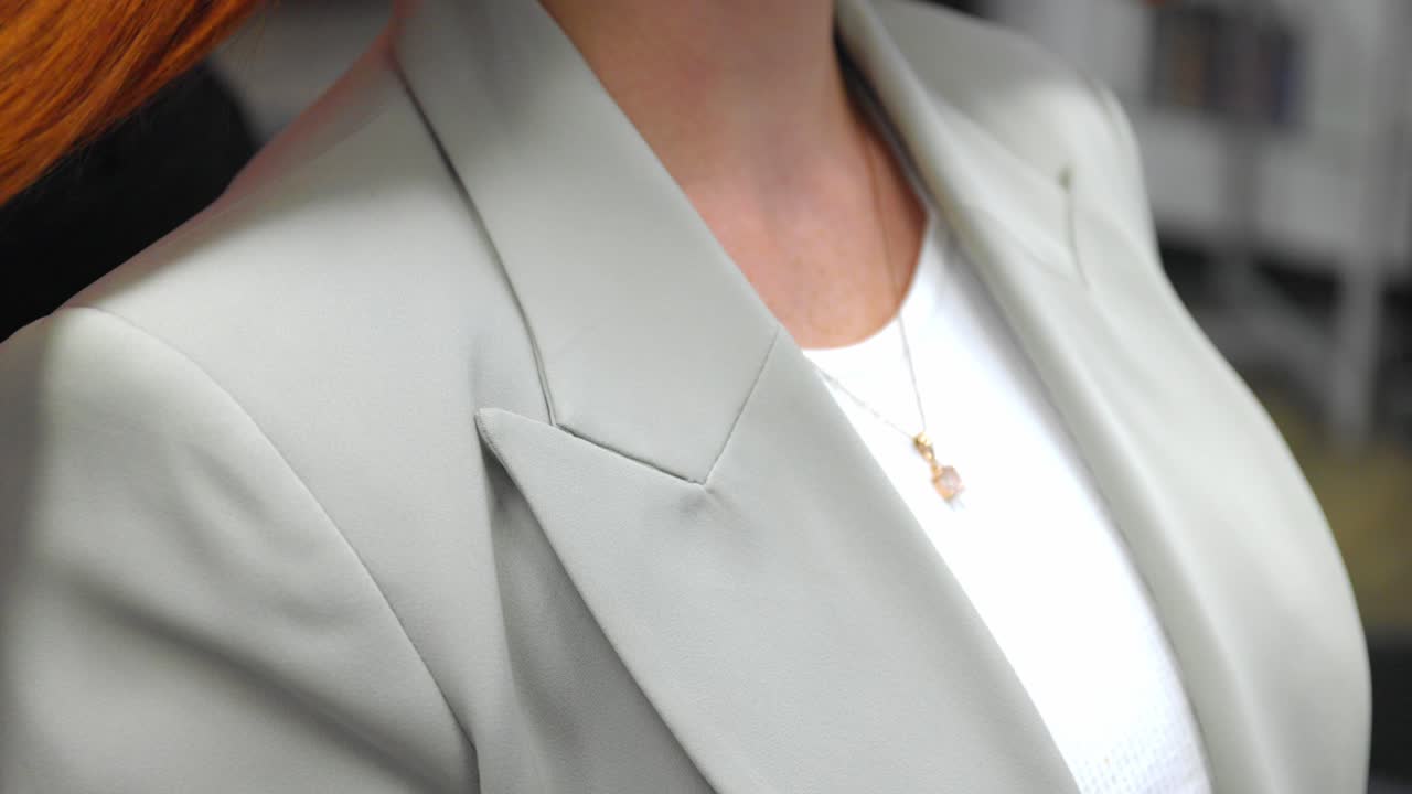 헤어 스타일리스트가 여성의 어깨에 걸쳐 놓은 빨간 곧은 머리