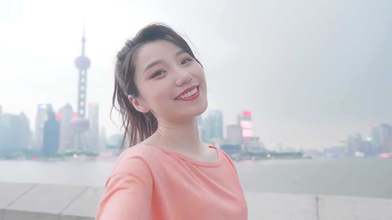 다양한 화장품, 아이도, 립스틱으로 둘러싸인 메이크업 브러쉬를 많이 가진 전문적인 미소 짓는 여자