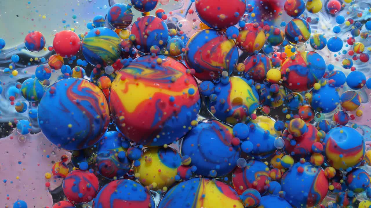 천천히 움직이는 밝은 색, 파란색과 빨간색 거품, 기름, 아름다운 색, 우주 색, 움직이는 다채, 아크릴 색, 환상적인 최면 표면, 추상적인, 다채로운 색, 변형 구조.