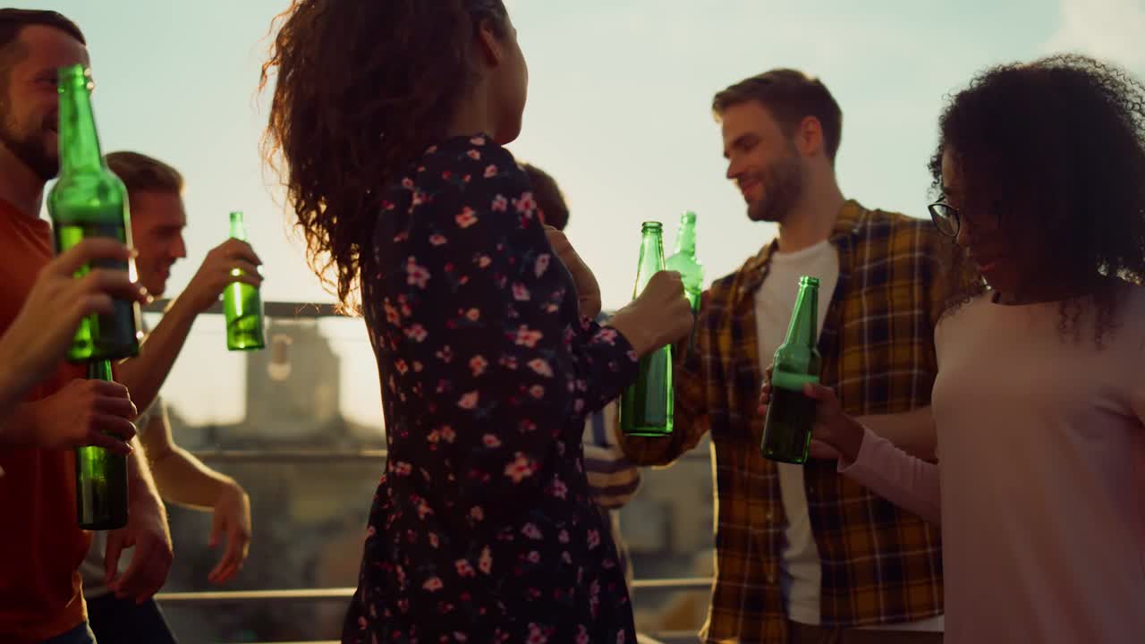 vista de cerca de amigos multirraciales pasando el rato en la terraza de la azotea