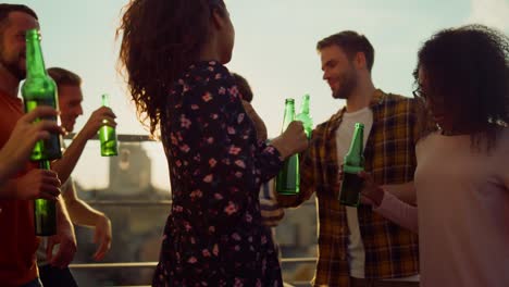 vista de cerca de amigos multirraciales pasando el rato en la terraza de la azotea