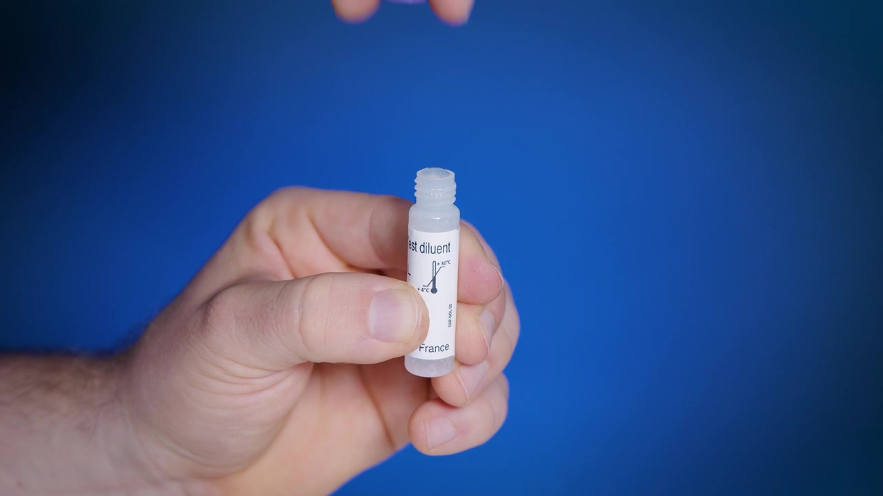 Åben violet plastikhætte med fortyndingsmiddel og bufferopløsning til hjemmetest