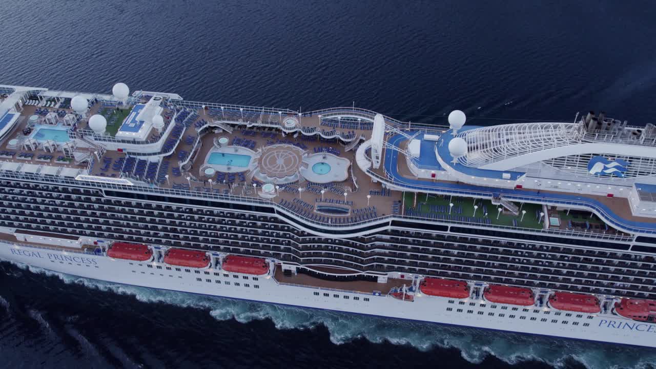 Luftfoto av cruiseskipet Regal Princess i Kotorbukten under soloppgang i Kotor, Montenegro, med fantastisk soloppgangsbelysning, rolig atmosfære, høykvalitets droneopptak som fremhever naturlig skjønnhet