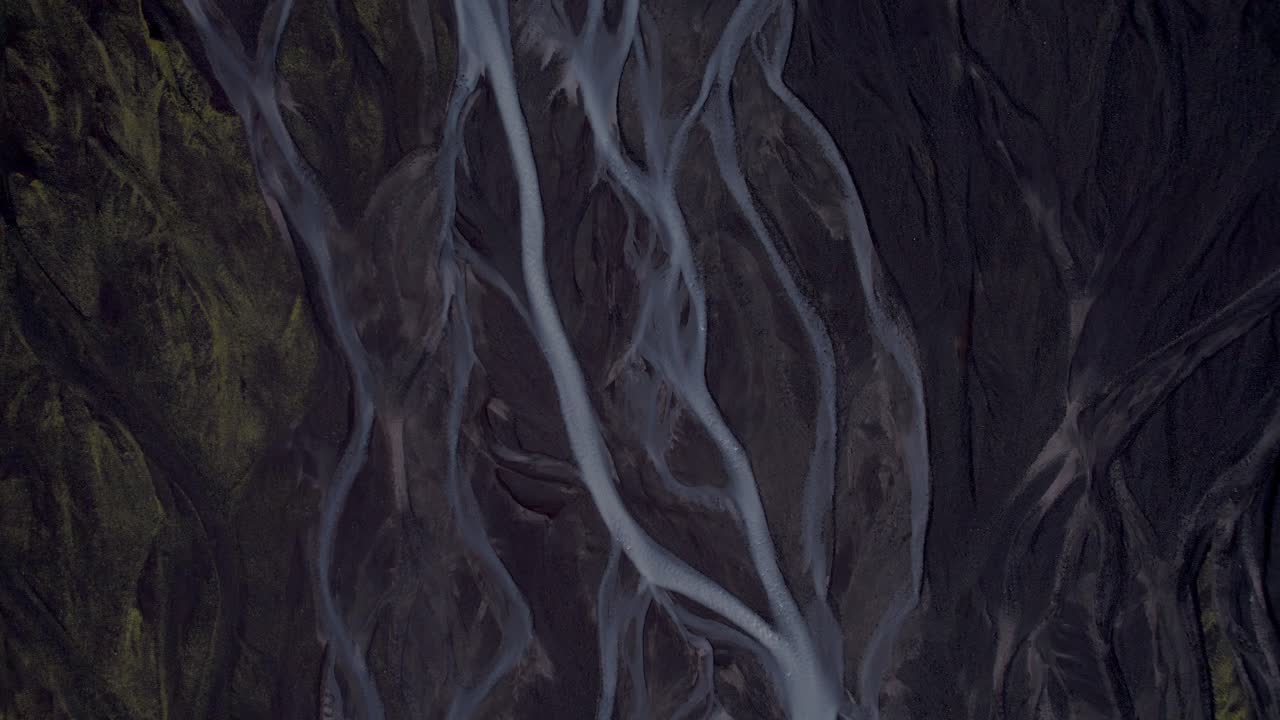 escorrentías glaciales trenzadas de islandia - vista aérea de arriba hacia abajo desplazándose hacia arriba