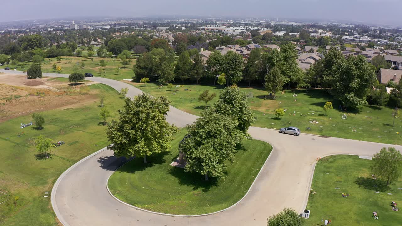tiro panorámico aéreo de un gazebo decorativo en una funeraria en california