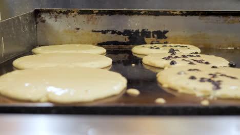 Pfannkuchen-Mit-Buttermilch-Und-Schokoladensplittern-Brutzeln-Auf-Einem-Flattop-Grill,-Slider-–-4k