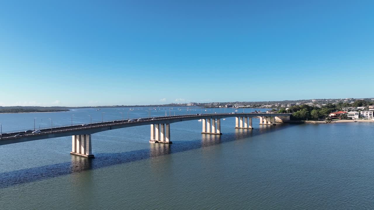 Aerea: Drone che sale fluidamente per rivelare il traffico che attraversa il Ponte Captain Cook, Sydney, Australia