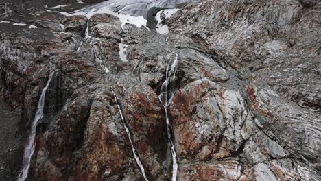 Impressive-panoramic-view-of-glacier-and-many-waterfalls-falling-down-mountain-walls-of-Fellaria-in-Valmalenco,-Italy