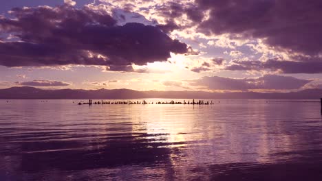 Ein-Wunderschöner-Sonnenuntergang-Hinter-Verlassenen-Pfeilern-Am-Glenbrook-Lake-Tahoe-Nevada-2