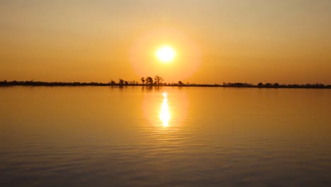 Die-Sonne-Geht-über-Einem-See-In-Botswana-Unter