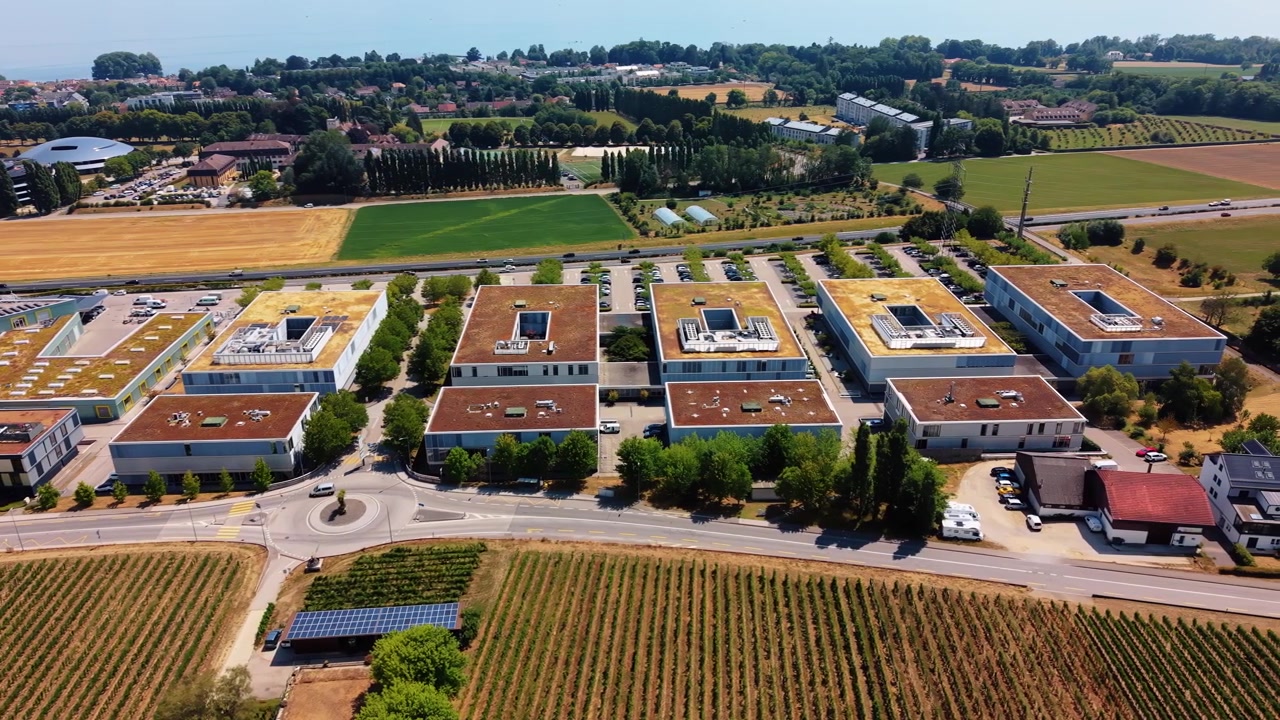 Case di villaggio e vigneti vicino al parco commerciale di Rolle, ripresa panoramica lenta con drone