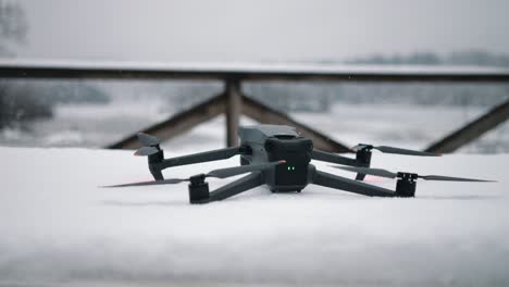 un avión no tripulado en una superficie nevada