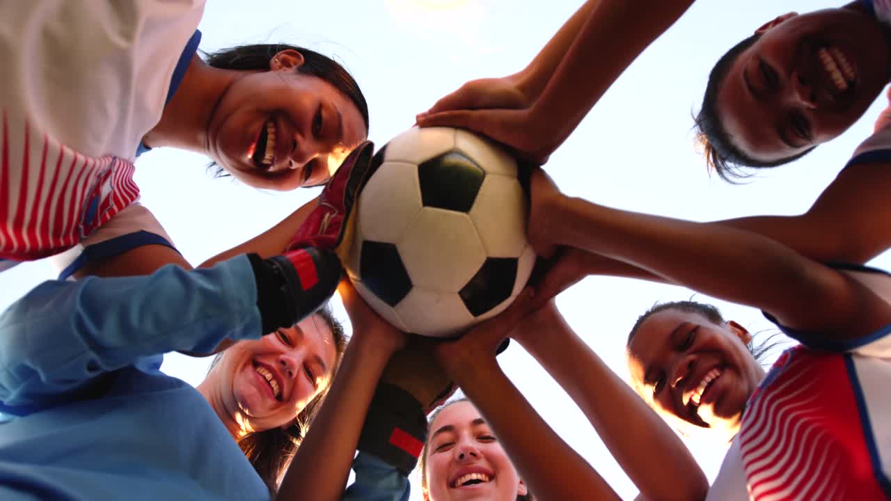vista de bajo ángulo de un equipo de fútbol femenino diverso 4k