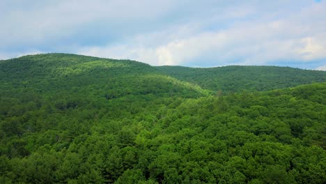 Imágenes-Aéreas-De-Drones-Del-Horario-De-Verano-En-Las-Montañas-Catskill-En-El-Valle-Hudson-De-Nueva-York