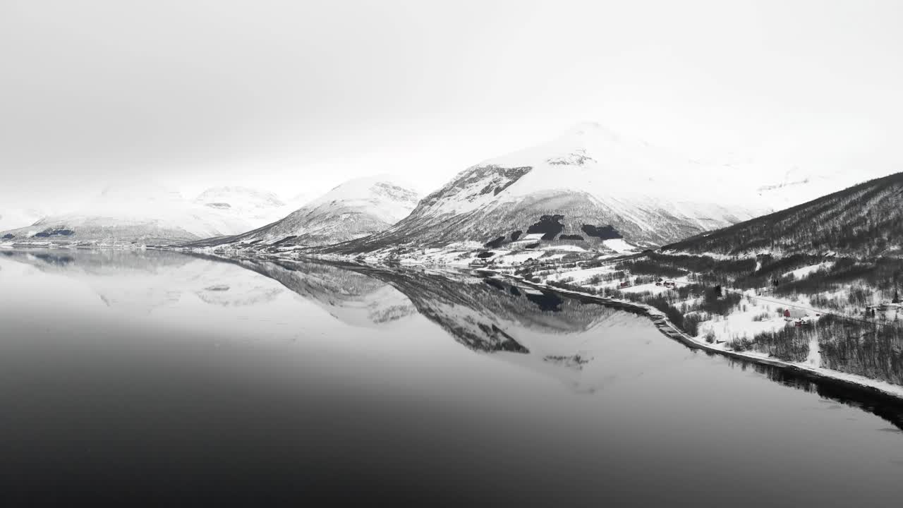 Drönarbild över berg i Tromsö, Norge under vintern