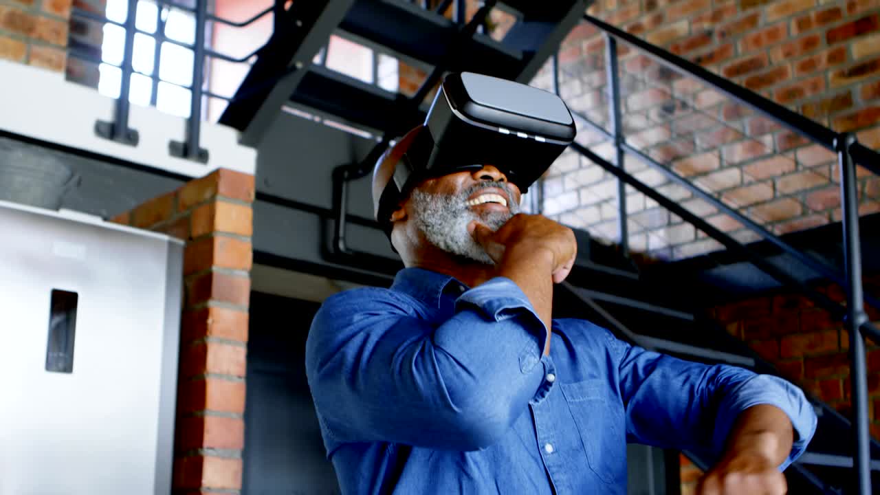 부 ⁇  4k에서 가상 현실 헤드 ⁇ 을 사용하는 고령자