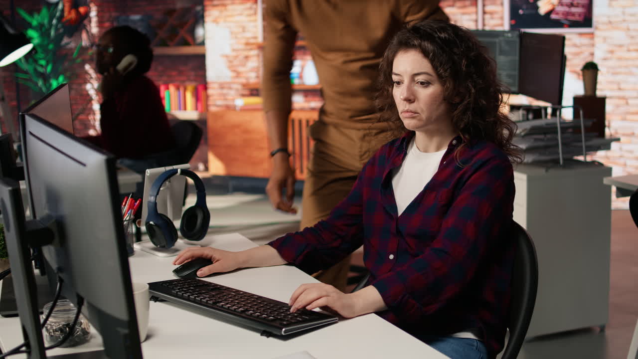 el supervisor de la oficina de puesta en marcha lo está comprobando experto en el uso de inteligencia artificial