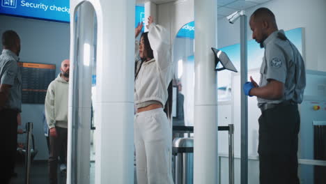 punto de control de seguridad del aeropuerto