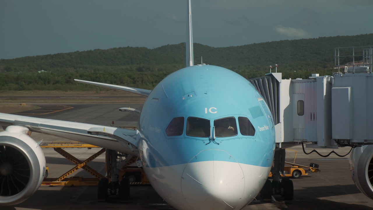 공항 게이트 에 있는 비행기