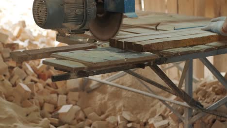 primer plano de un tronco de pino cortado en una máquina de aserrar en una fábrica de producción de madera. procesamiento y corte de material de madera en un aserradero. proceso de fabricación en un aserrador de madera. aserrar maderas en una máquina eléctrica