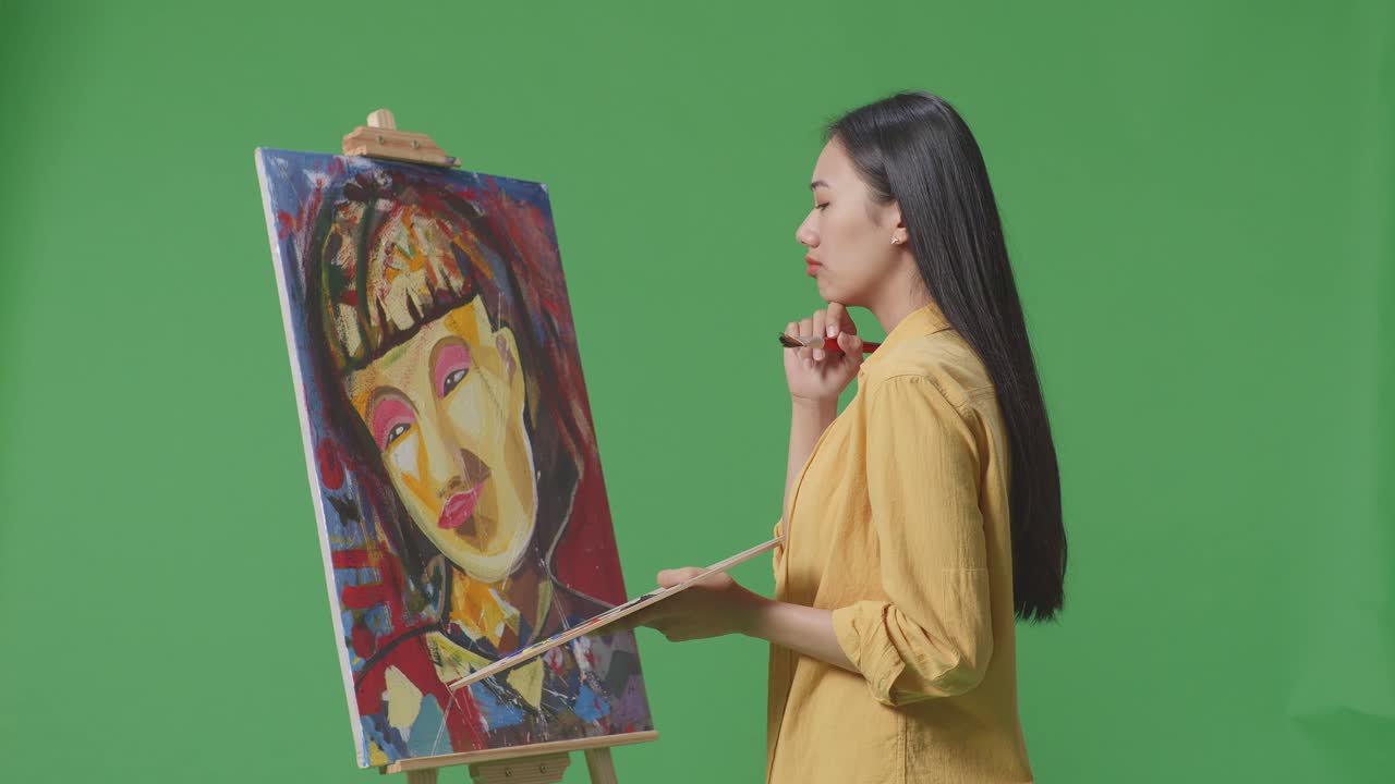 스튜디오 에서 여성 의 초상화 를 그리는 것