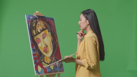 스튜디오 에서 여성 의 초상화 를 그리는 것