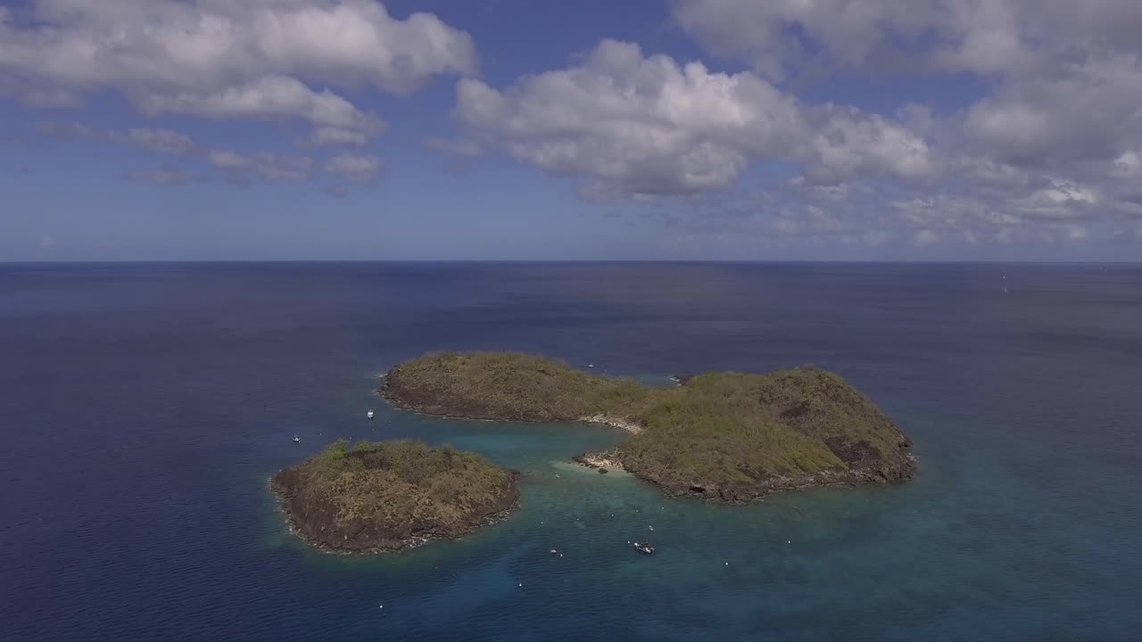 drones sobrevuela una pequeña isla en el caribe