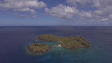 Drones-Sobrevuela-Una-Pequeña-Isla-En-El-Caribe